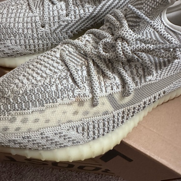 Yeezys boost 350 V2 Static (non-reflective) - Picture 6 of 8